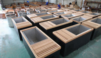 Cuves bain froid bois Polairo Barrel au bord d'une piscine