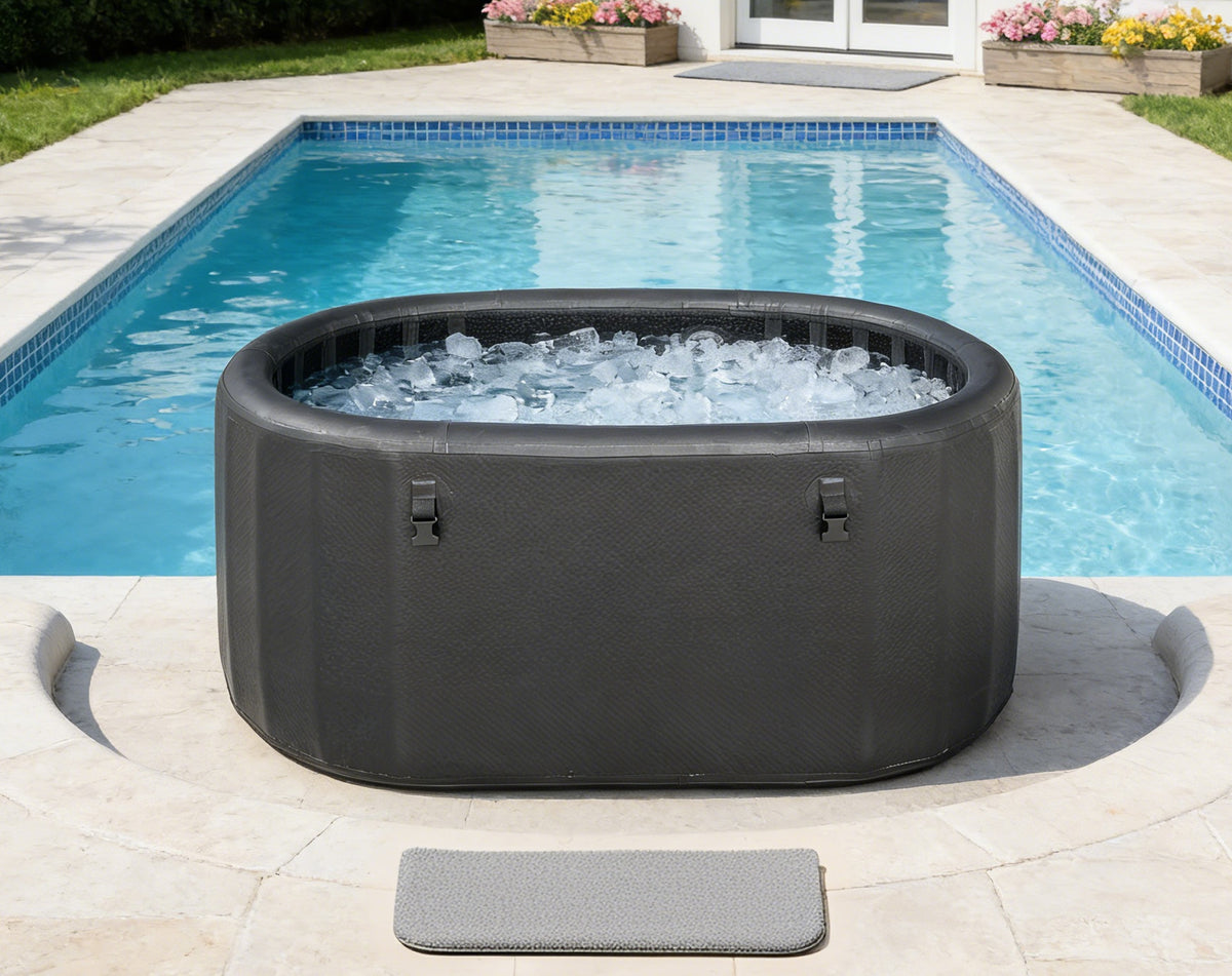 Bain froid gonflable Polairo Start installé au bord d'une piscine, rempli de glace